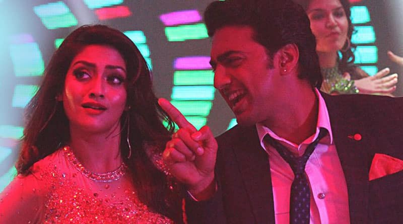 Watch Nusrat's Sizzling Item Song Along With Dev and Jisshu Sengupta From The Movie Kelor Kirti