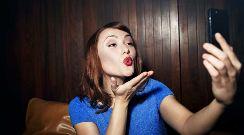 Teacher accidentally sends hot selfies to student