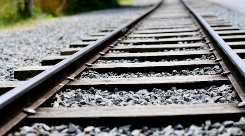 Why there’s always a Ton of Crushed Stones between Train Tracks