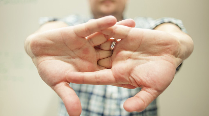 Knuckle Cracking Causes No Harm To The Body, Research Said