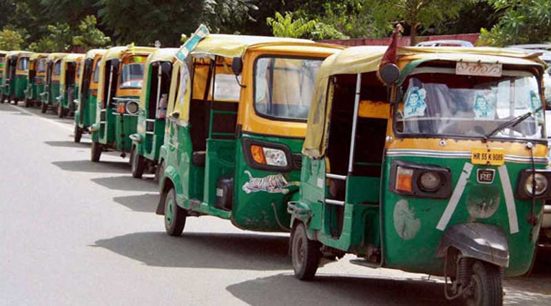 A bus driver was beaten up by autorickshaw pullers in Kolkata