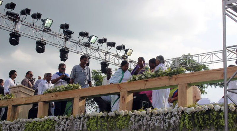 Mamata hands over land deeds to Singur farmers  