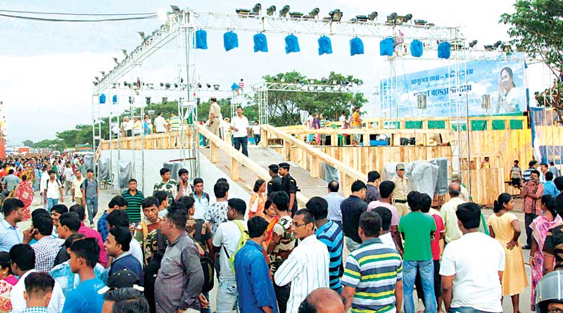Mamata Banerjee to return Singur land to farmers today