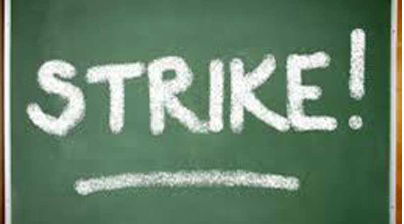The teachers get stopped at school gate For Supporting Strike