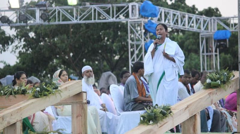 Singur: Mamata Banerjee handover land to farmers