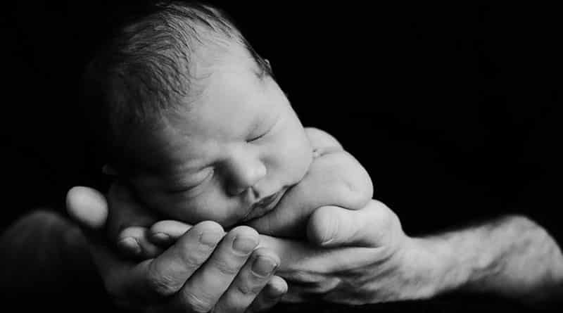 Mother delivers baby in phone flashlight in Gurgaon Hospital
