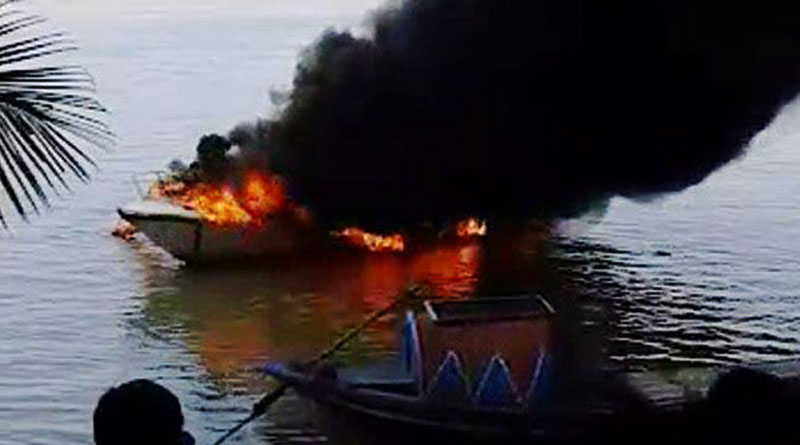 Fire on speed boat used by navy near princep ghat