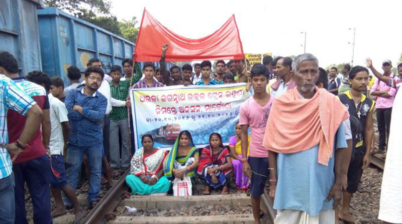Passengers demand halt of 3 Express trains at Markona station