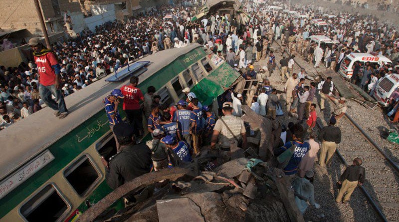 Pakistan train crash leaves 20 dead