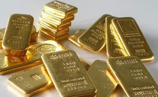 woman hiding golden bars in shorts, caught at IGI Airport