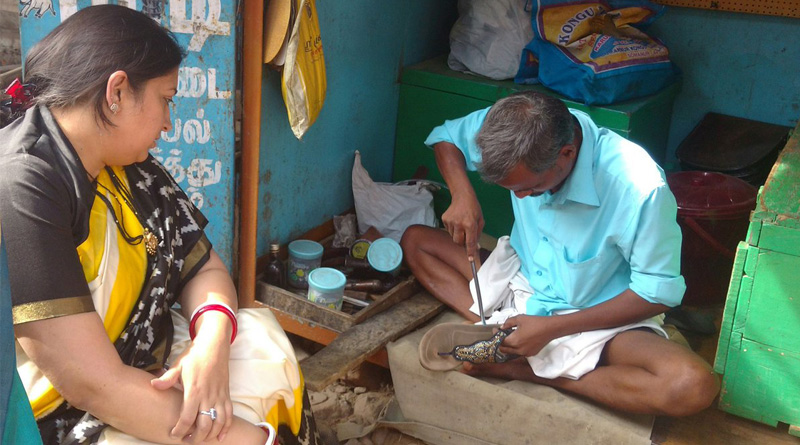 Smriti Irani Gives Cobbler Rs. 100 For stitching Slippers