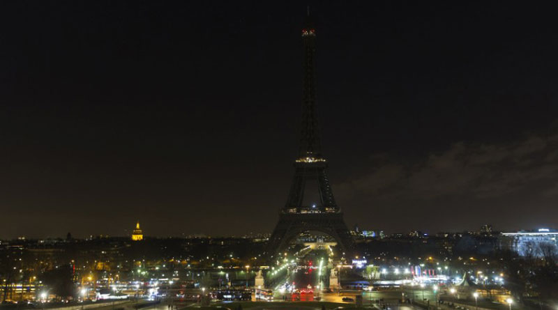 Eiffel Tower blacks out to tribute Aleppo civilians