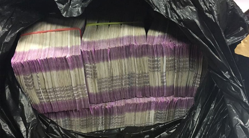 Rs 35 Lakh cash in new currency notes & 2 Kg gold seized by Navi Mumbai police