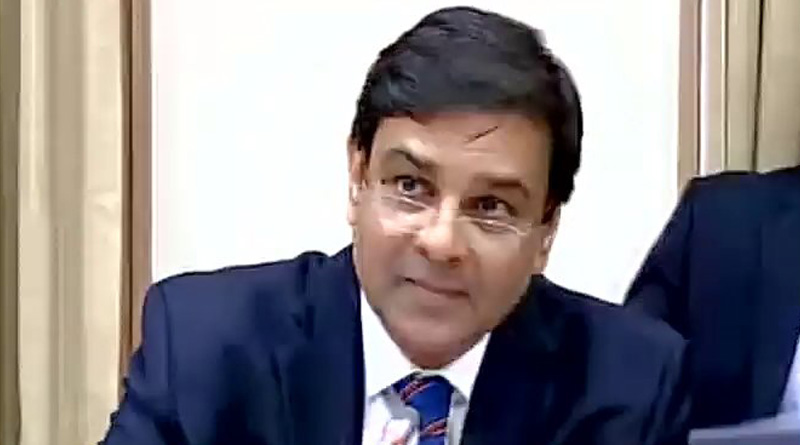 Despite cash crunch, RBI leaves main interest rate unchanged