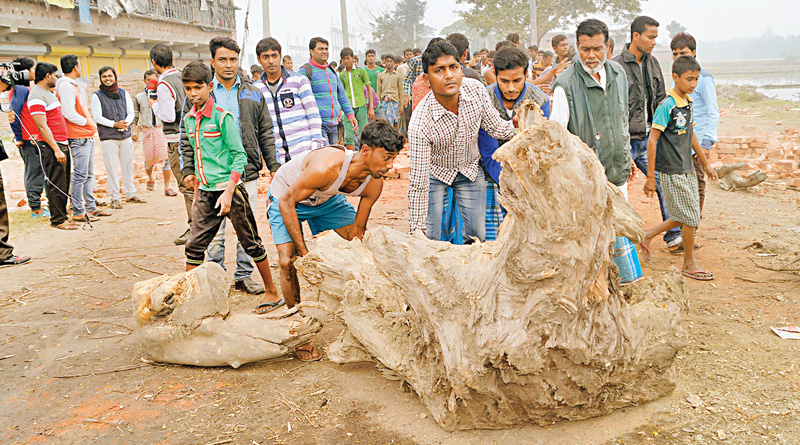 Public lifts road blockade in Bhangar