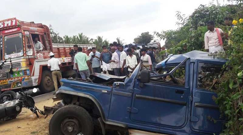 Humanity ashamed:  cop bleeds to death while crowed clicked photos