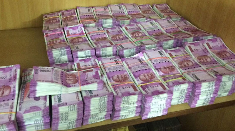 2 held with Rs 1 crore in 2000 notes in delhi