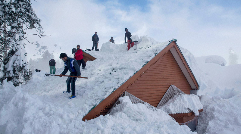Kashmir police rescue stranded pregnant women