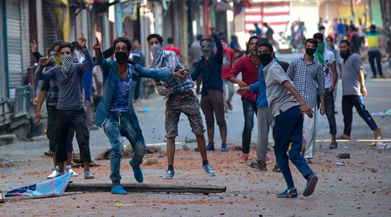 3 killed and many injured as mob storms polling station in Jammu-kashmir on Sunday
