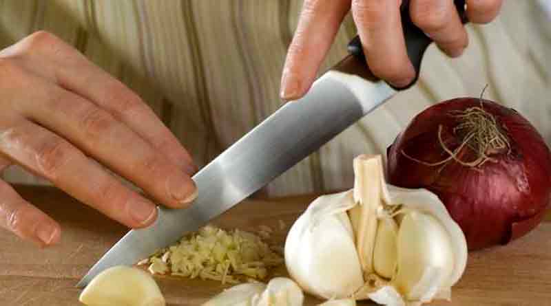 amazing-kitchen-tips-to-rid-off-smelling-hands