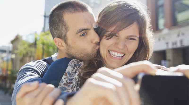 couples who post selfies on social media are more likely to be unhappy and insecure