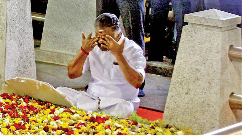 O Panneerselvam expealled from AIADMK 