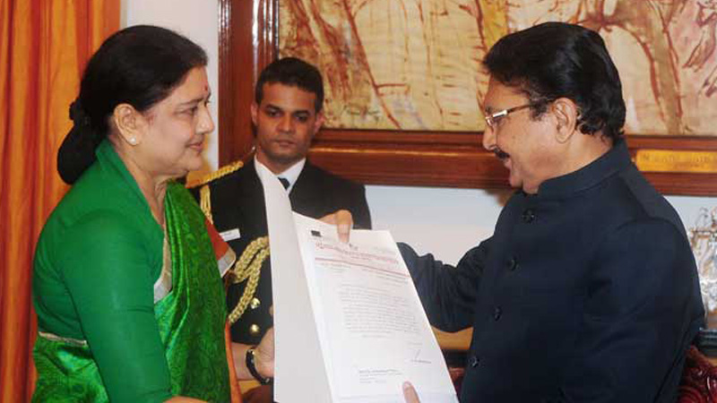 Sasikala camp approaches Congress