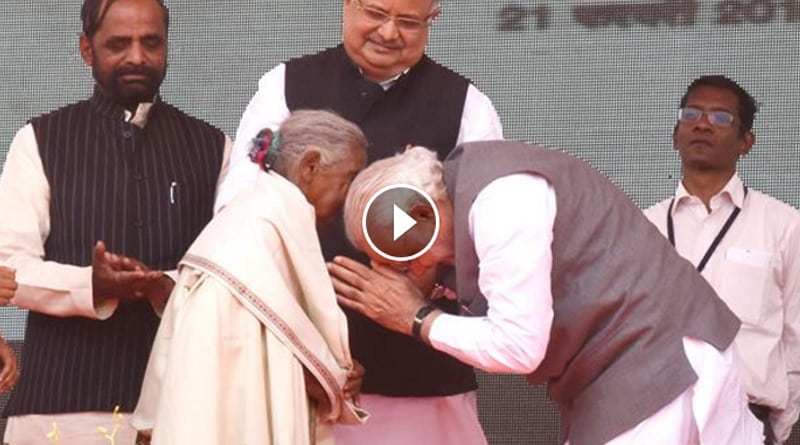 PM Modi bowing before centenarian lady goes viral 