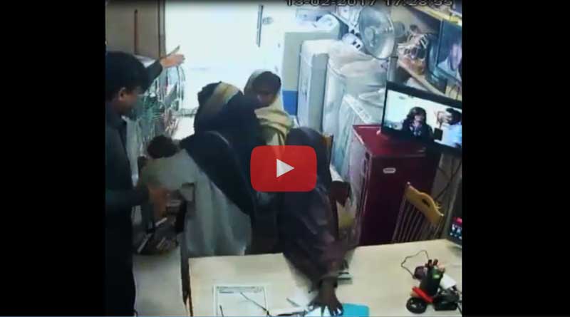 Watch Gang disguised as beggars stealing mobile handset from a store
