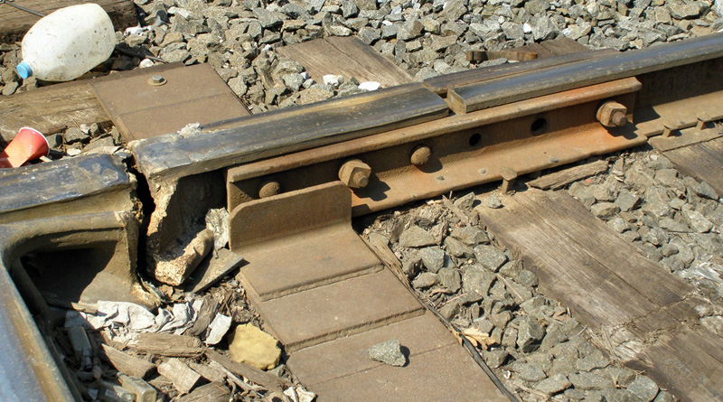 Major mishap averted after fissure spotted on railway tracks near Malda station 