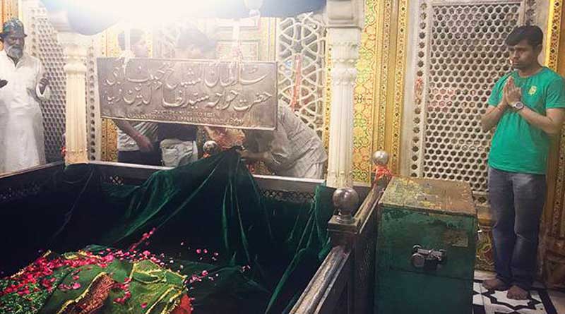 Incredible India! Photo of Hindu & Muslim man praying together wins internet