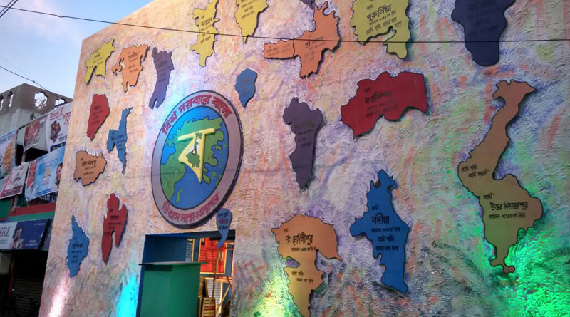 Malda Durga Puja pandal depicts the fabric of West Bengal