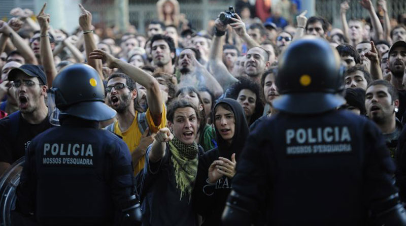 Independence' campaigners clash with police in Barcelona