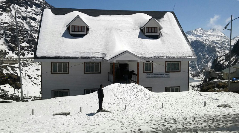 Gangtok to Nathula Road towards Sherethang has been closed due to heavy snowfall