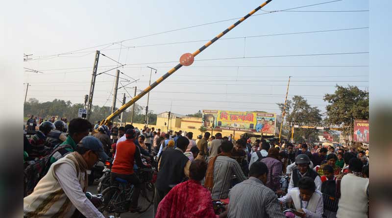Accident on rail gate halts Howrah-Katwa train services