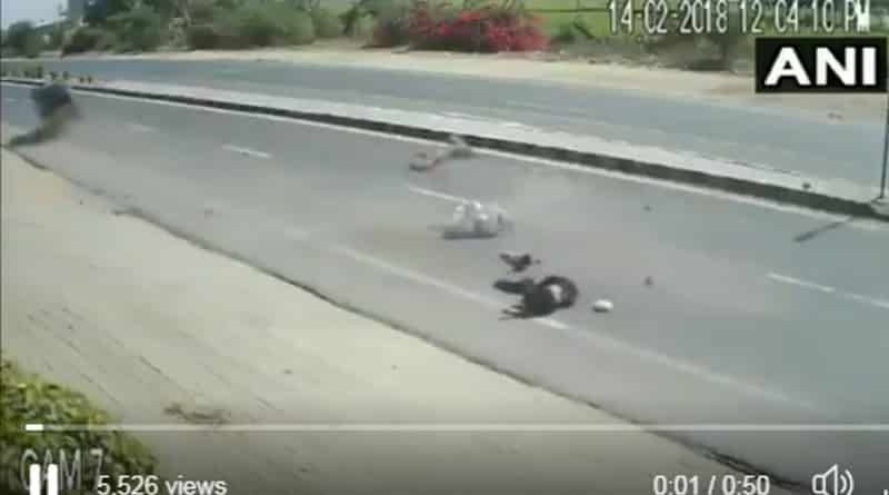 Gujarat: a family of three had a narrow escape after a jeep rammed into a motorcycle