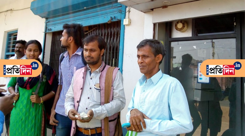 Example of Honesty, Private tutor give back extra Rs 30,000 to bank officers