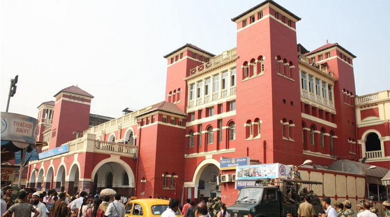 Dalals barge on top railway official at Howrah station