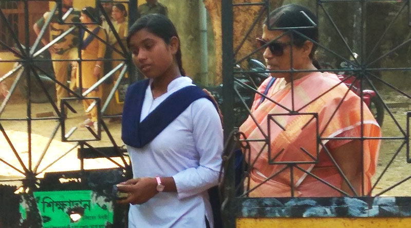 Girl gave Madhyamik Exam despite Father's accidental death