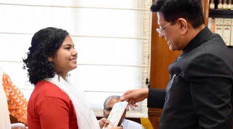 Railways Minister gifts Modi's book to a school girl