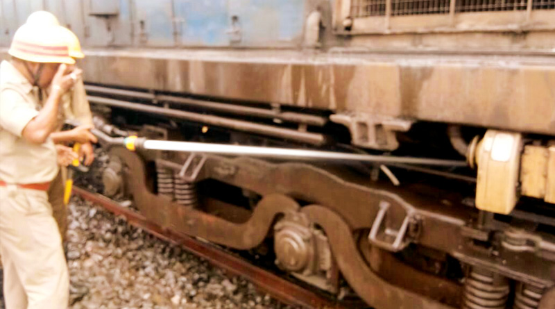 The train ran on the bike, fire in the engine