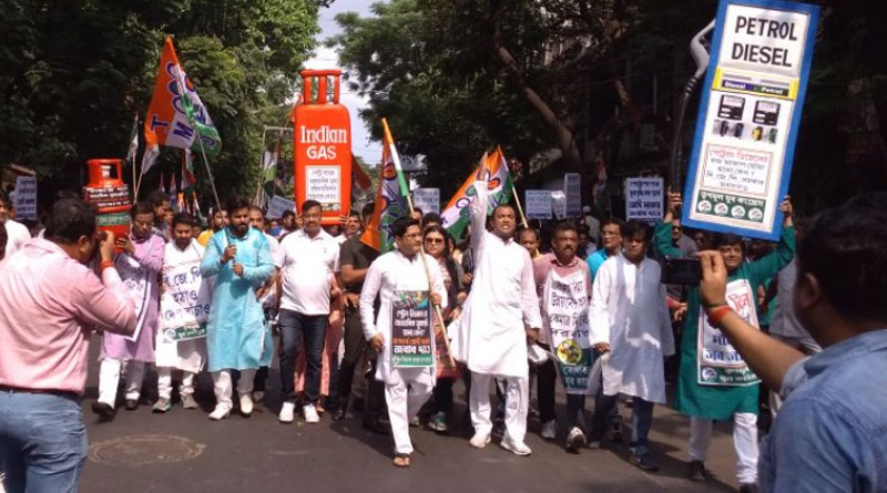 TMC hits Kolkata roads protesting price rise