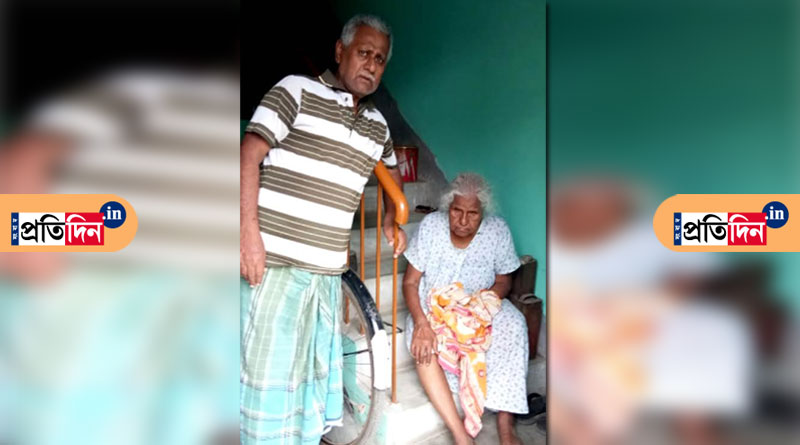 Police rescue the old man in Chandannagar