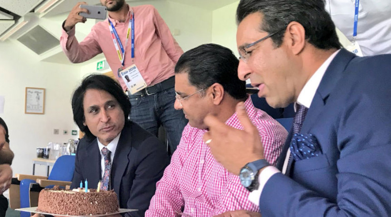 Radicals target Waqar Younis for cutting Wasim Akram's birthday cake on Ramzan