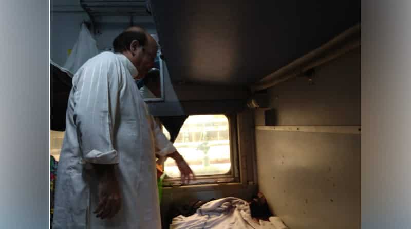 Artist Sabir Khan, who got wet in the rain