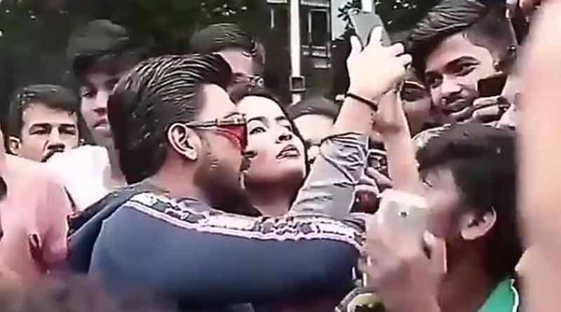 Ranveer Singh protects female fans mobbed in crowd