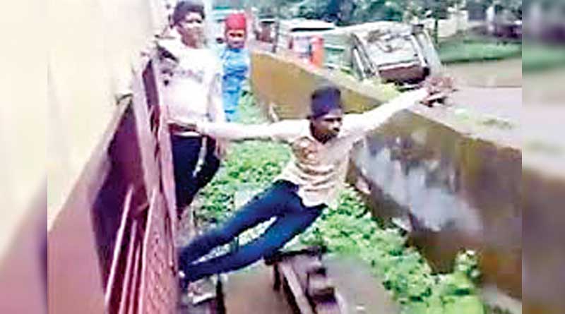 Stunt in the moving train in Sreerampore, passengers demanded punishment