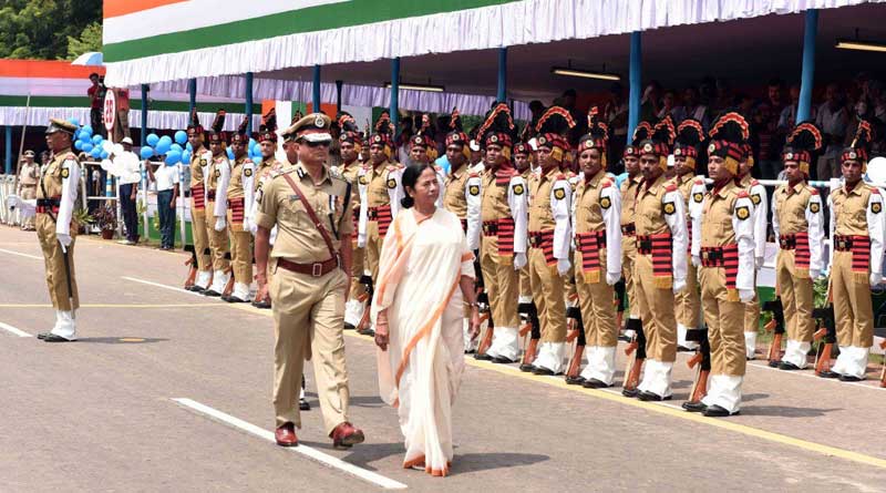 WB CM honours cops for bravery on Independence Day