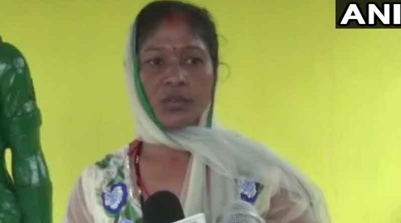 Chattishgarh: A woman ties rakhi to his brother's idol
