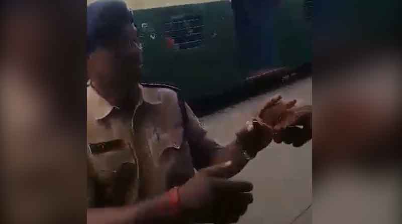 RPF jawan taking bribe at Howrah station